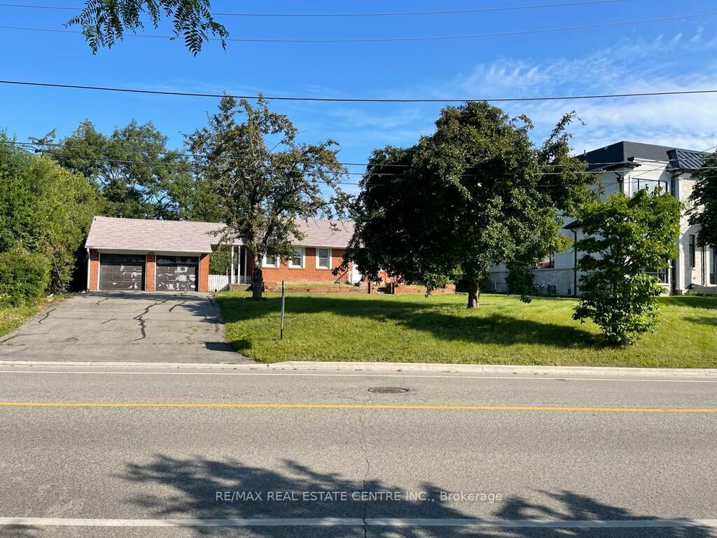 Property Photo: 2431 Thorn Lodge Drive ON L5K 1K8