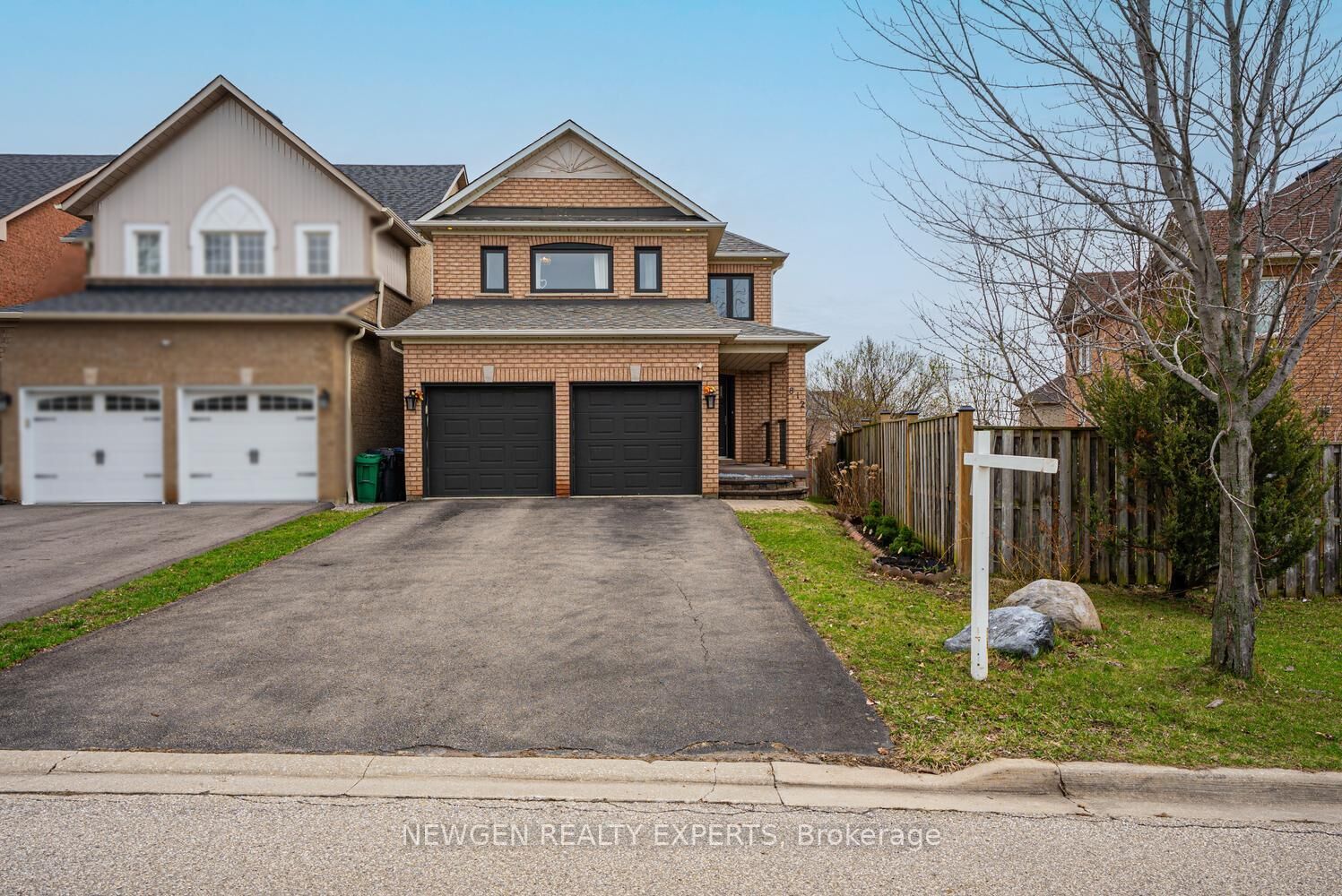 Property Photo: 812 Knotty Pine Grove ON L5W 1K5