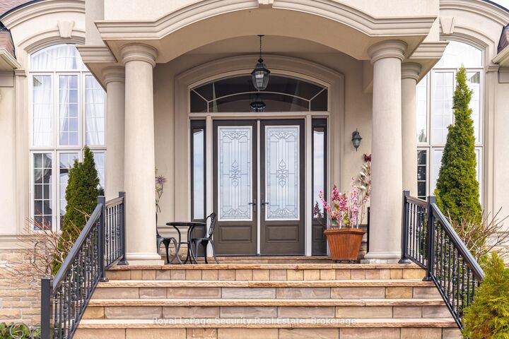 Property Photo: 20 Aubrietia Court ON L4E 2R3