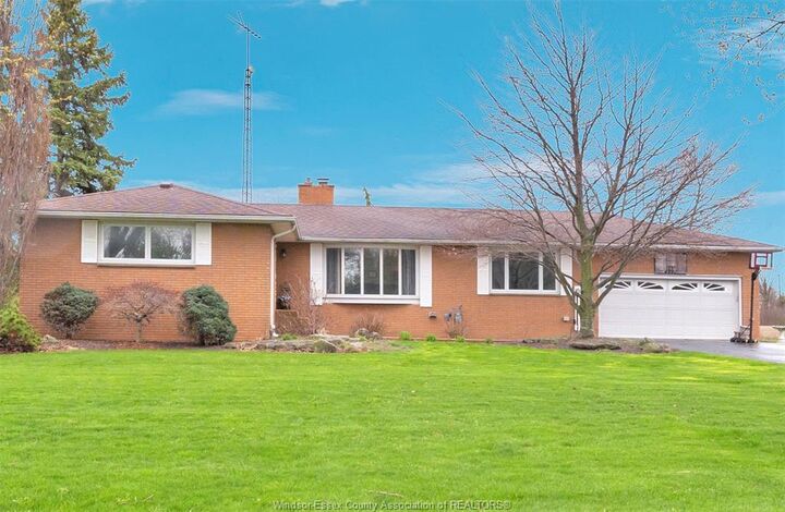 Property Photo: 54 Mersea Road 12 ON N8H 3V7