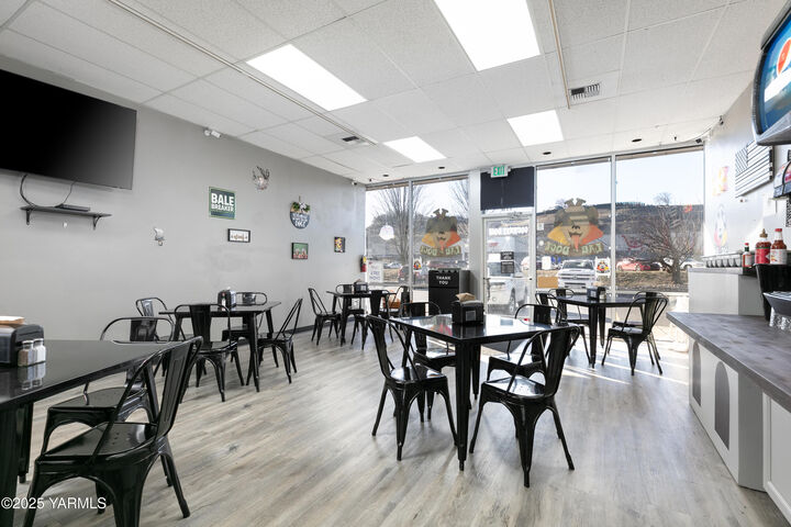 Property Photo:  1300 N 40th Ave  WA 98908 