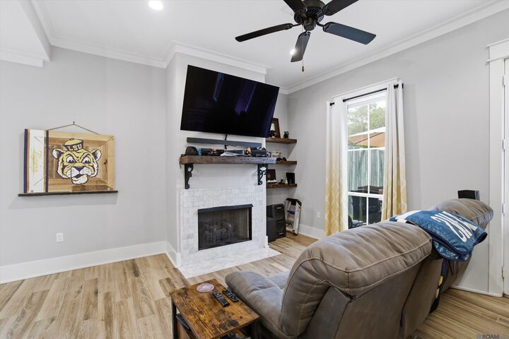 Property Photo:  421 St Thomas Ln  LA 70806 