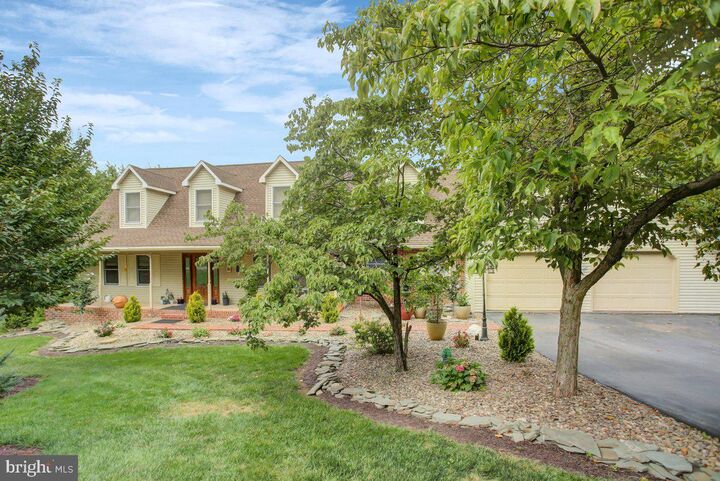 Property Photo:  511 Larkspur Lane  PA 17202 