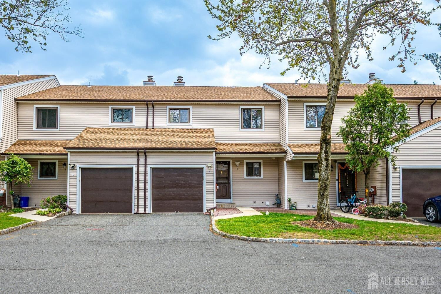 Property Photo:  7 Lily Court  NJ 08820 