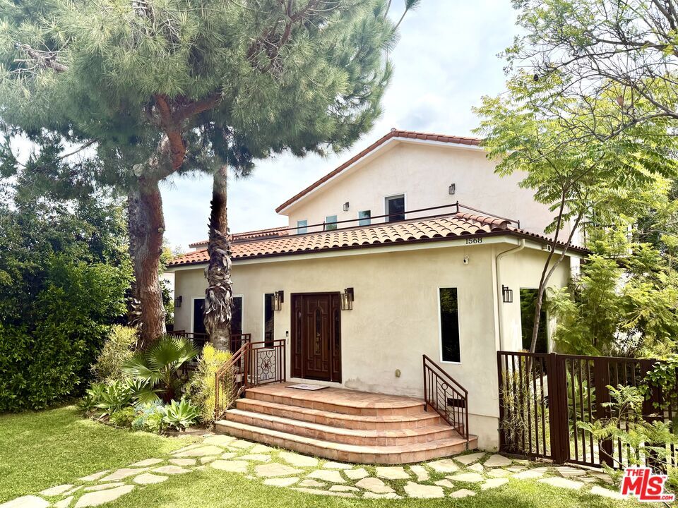 Property Photo:  1568 S Point View St  CA 90035 