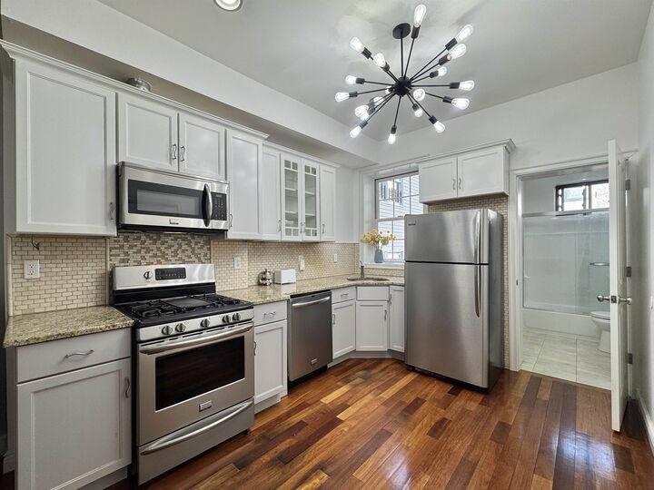 Property Photo:  96 Bowers St 2L  NJ 07307 