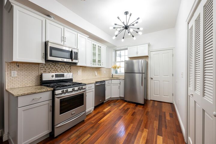 Property Photo:  96 Bowers St 2L  NJ 07307 