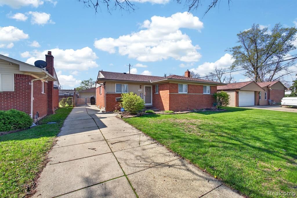 Property Photo:  15226 Everly Street  MI 48066 4012 