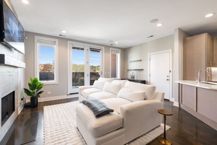 Property Photo:  3140 N Elston Avenue 2N  IL 60618 