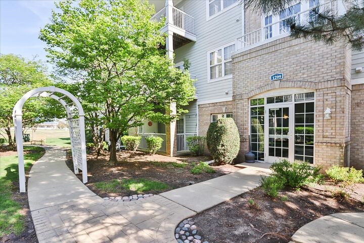 Property Photo:  1299 W Lake Street 306  IL 60101 