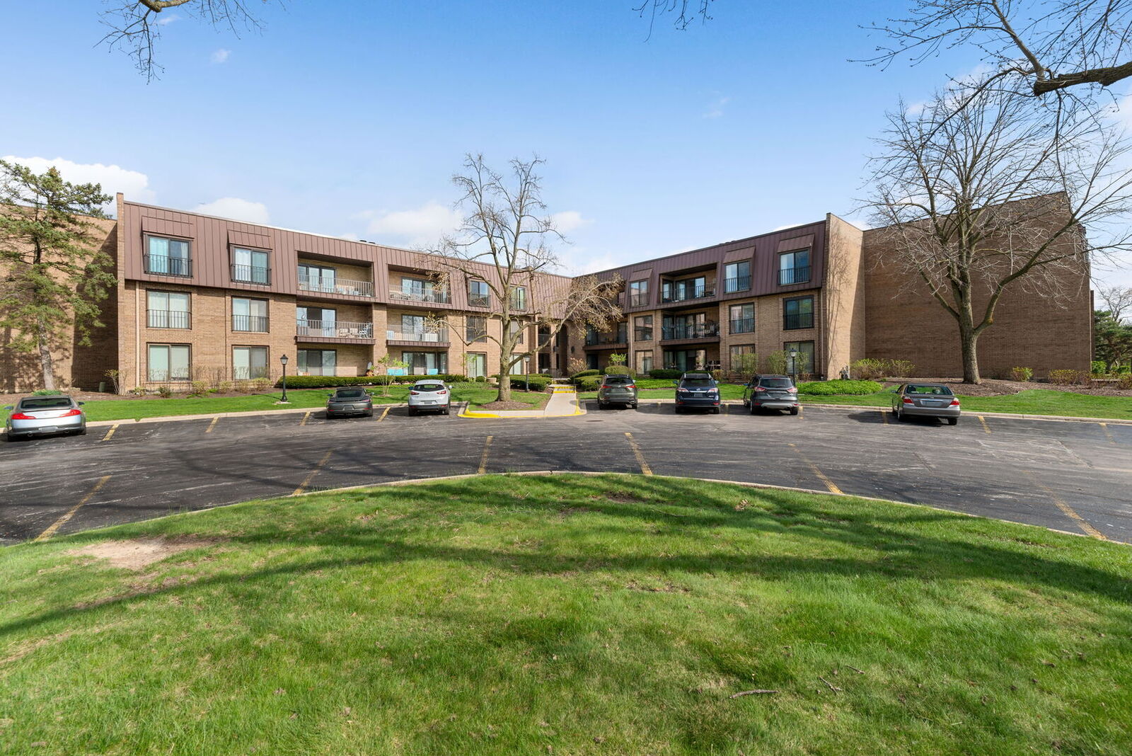 Property Photo:  2 The Court Of Harborside Court 303  IL 60062 