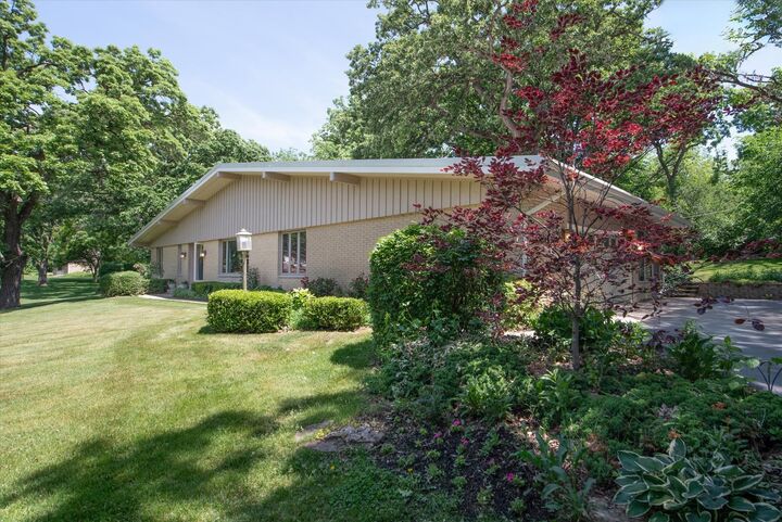 Property Photo:  1196 Nottingham Lane  IL 60120 