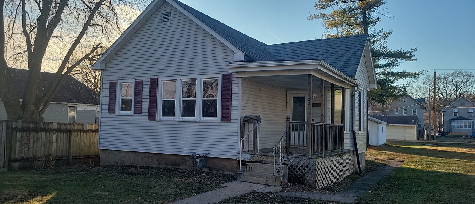 Property Photo:  122 Fayette Street  IA 52732 