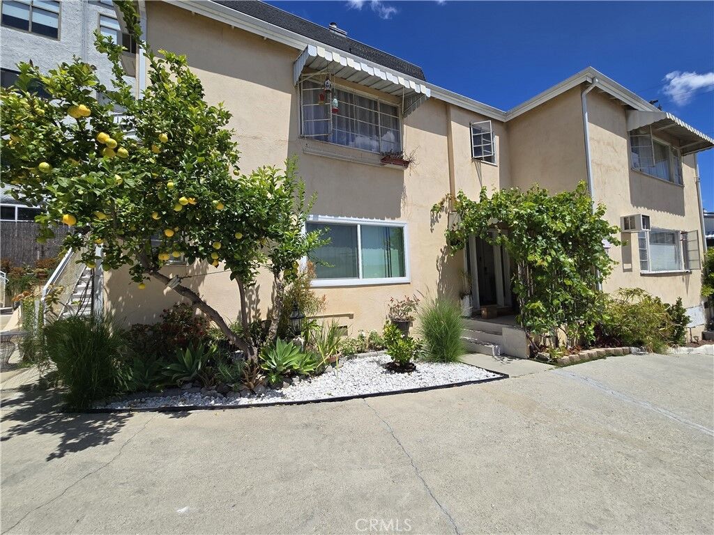 Property Photo:  1129 N Clark  CA 90069 