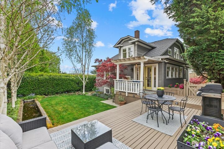 Property Photo:  2407  11th Avenue E  WA 98102 