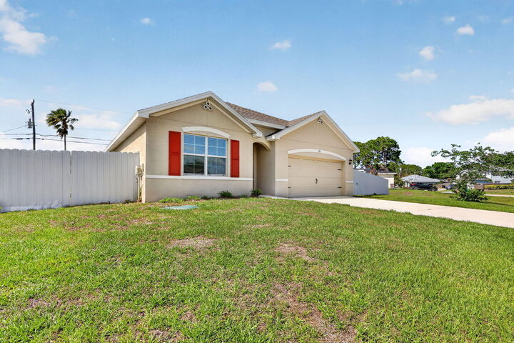 Property Photo:  393 SW Tarra Avenue  FL 34953 