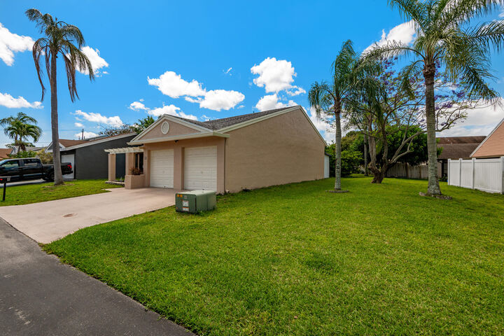Property Photo:  4 Verwood Way  FL 33426 