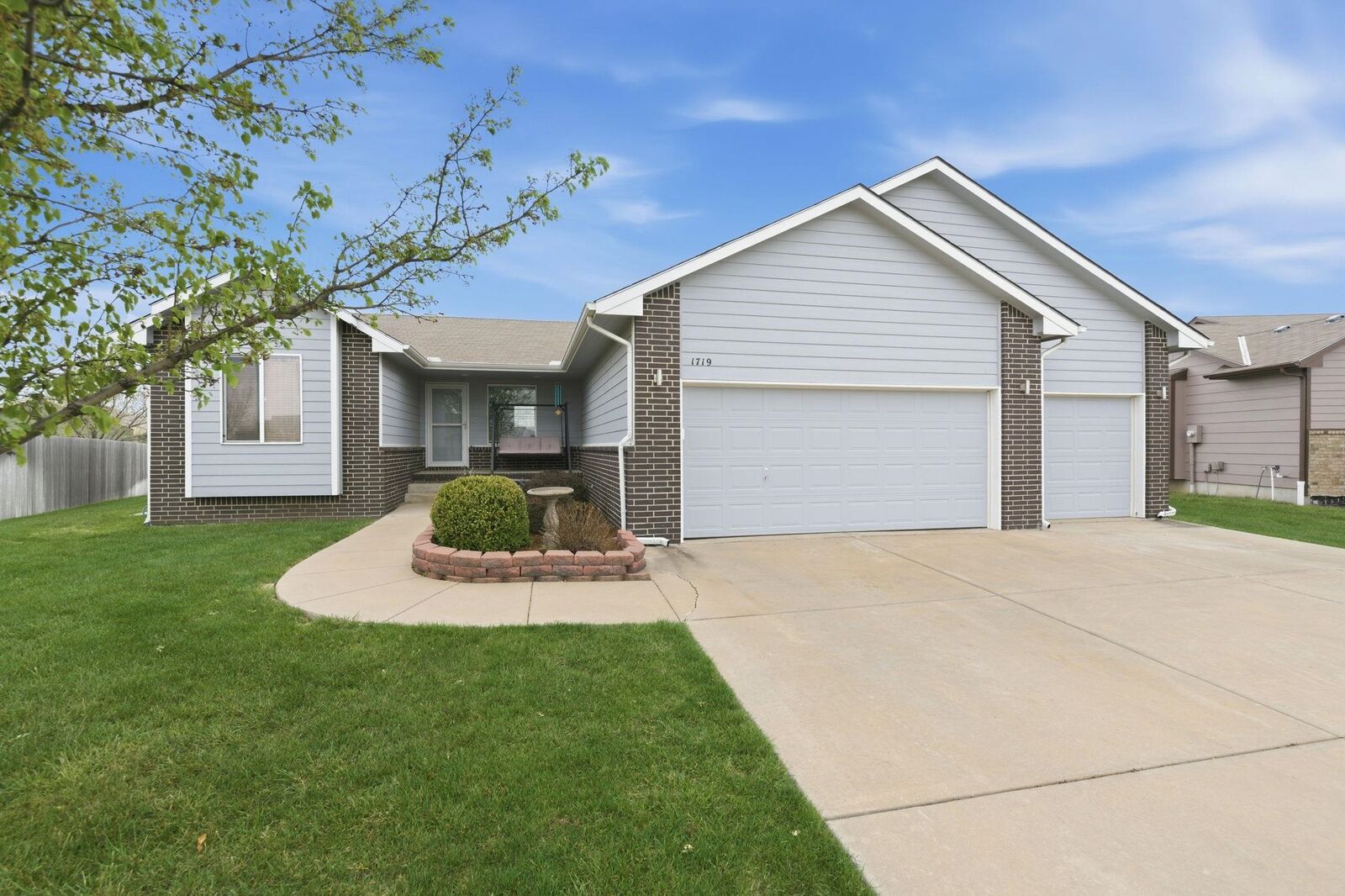 Property Photo:  1719 E Aster St  KS 67219 