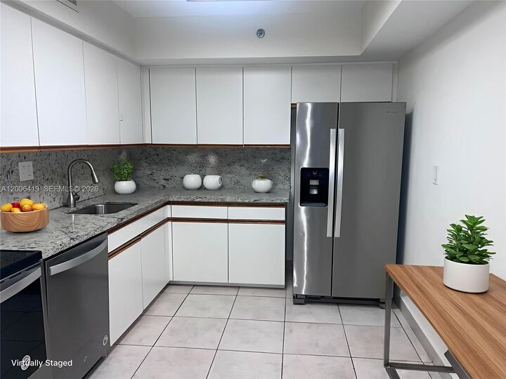 Property Photo:  3600 Mystic Pointe Dr 511  FL 33180 