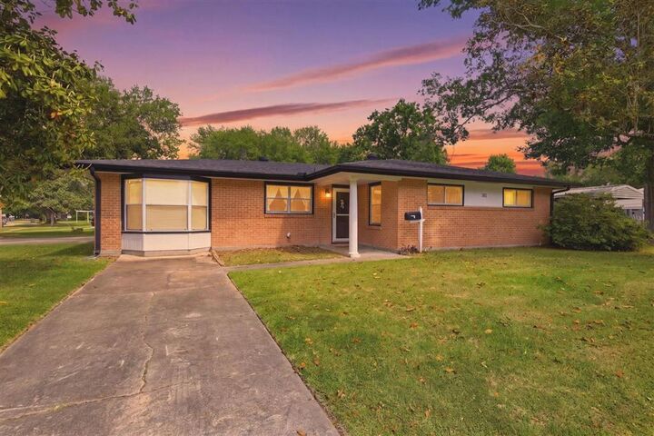 Property Photo:  381 Washington Street  LA 70605 