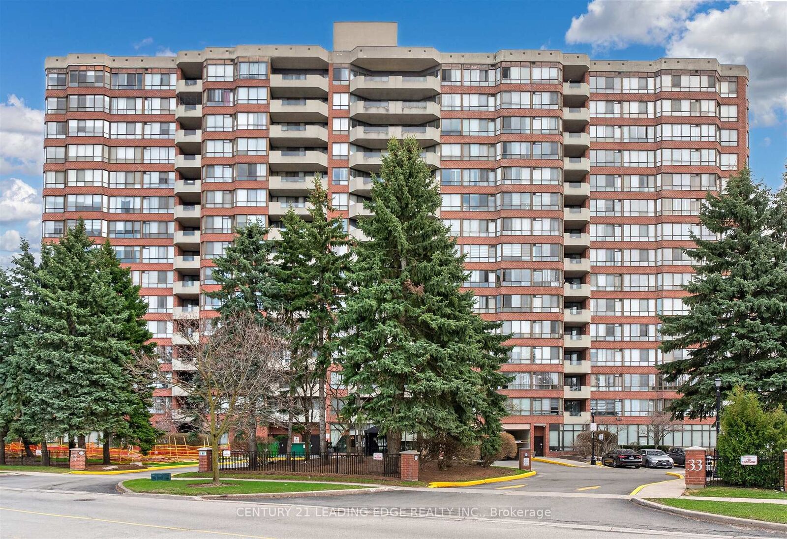 Photo de la propriété:  33 Weldrick Road E 1011  ON L4C 8W4 