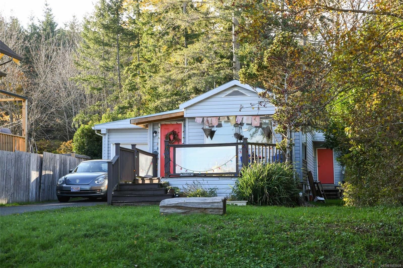 Property Photo: 5557 Horne St BC V0R 3B0