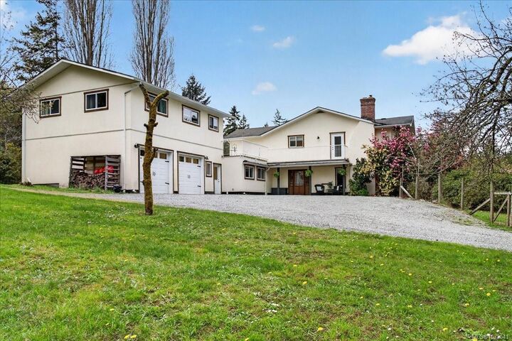 Property Photo: 1035 Briarwood Cres BC V8H 1A5