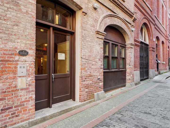 1315 Waddington Alley 301 — photo 1