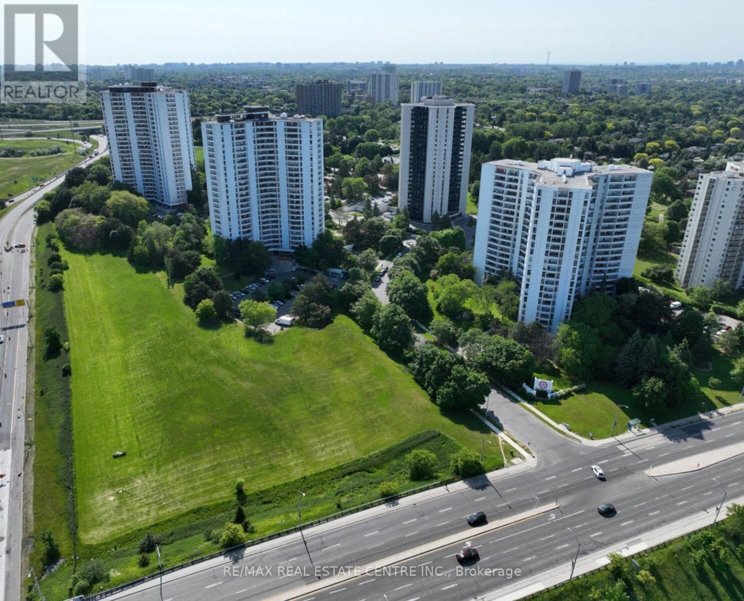 Property Photo: 50 Graydon Hall Drive 2001 ON M3A 3A5