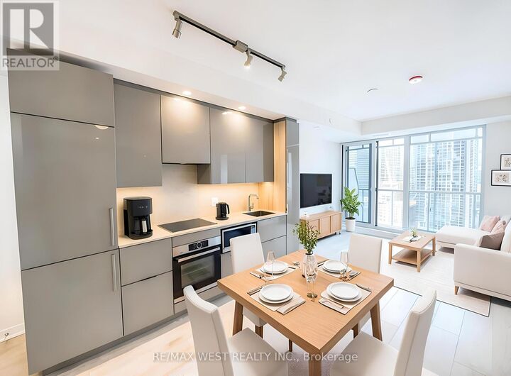 Property Photo:  28 Freeland Street 2105  ON M5E 1L7 
