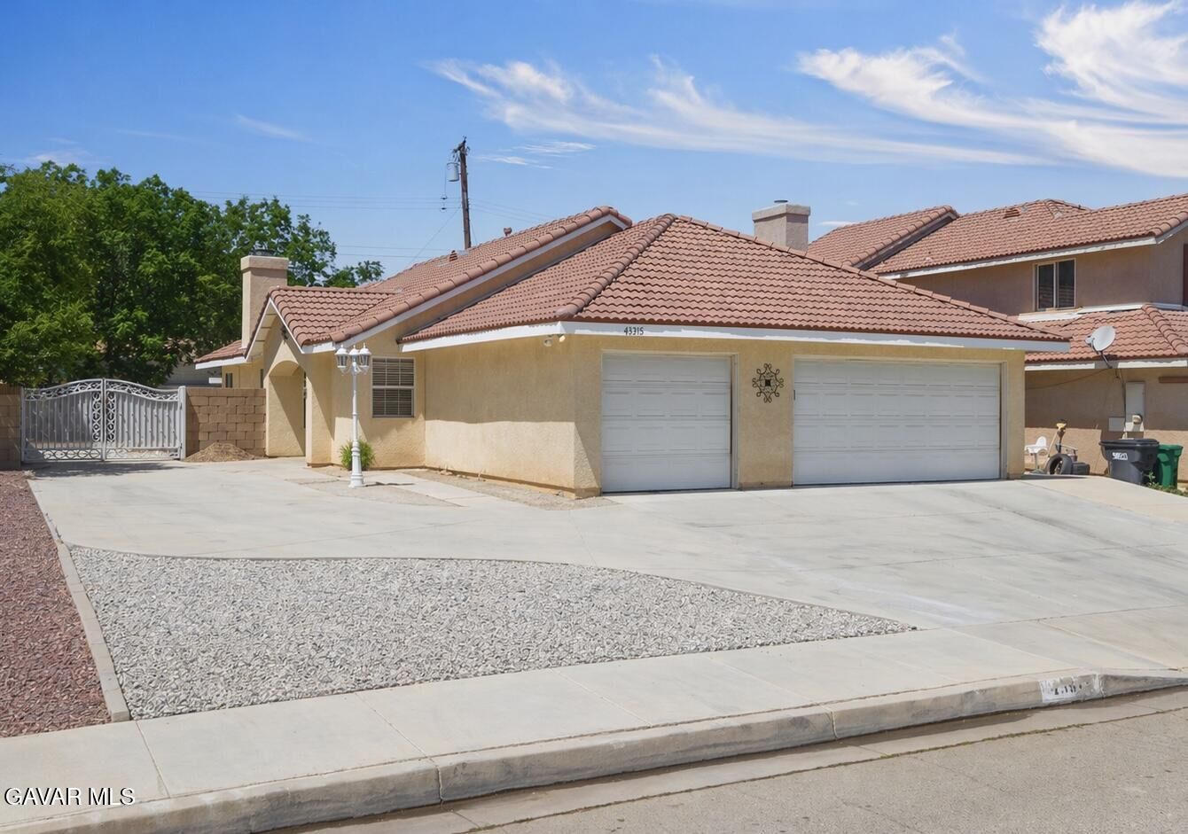 Property Photo:  43915 Glenraven Road  CA 93535 
