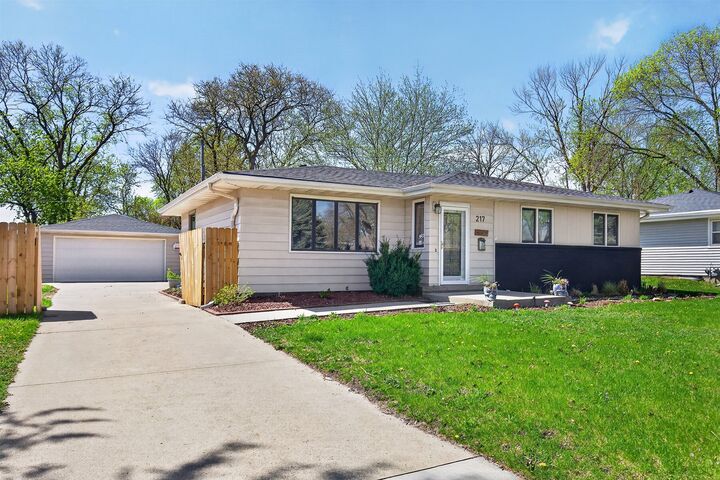 Property Photo:  217 SE 8th Street  IA 50021 
