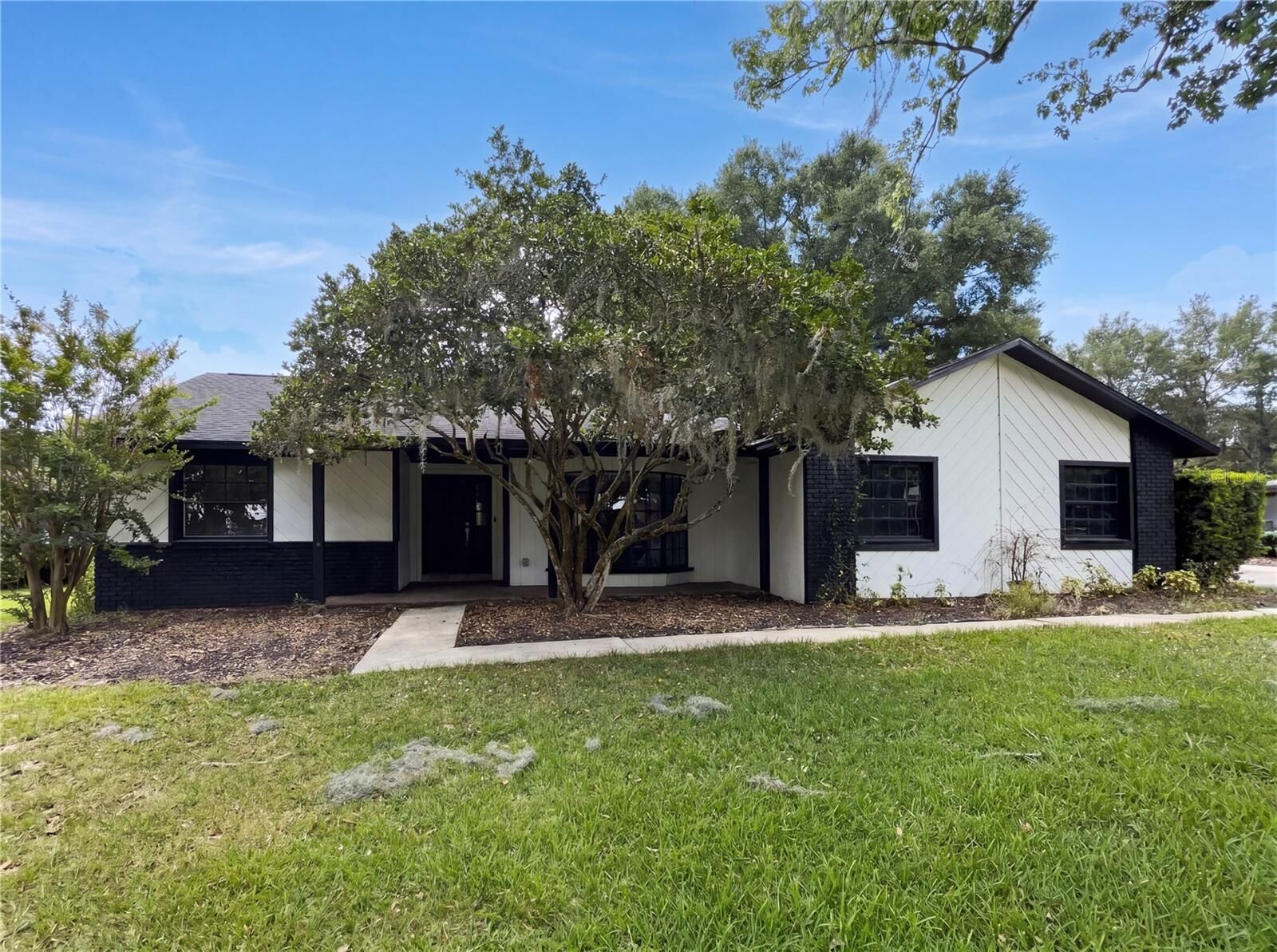 Property Photo: 199 E Crest Avenue FL 34787