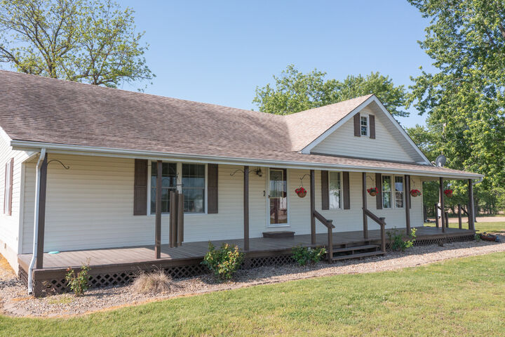 Property Photo:  878 County Road 600 N  IL 62886 