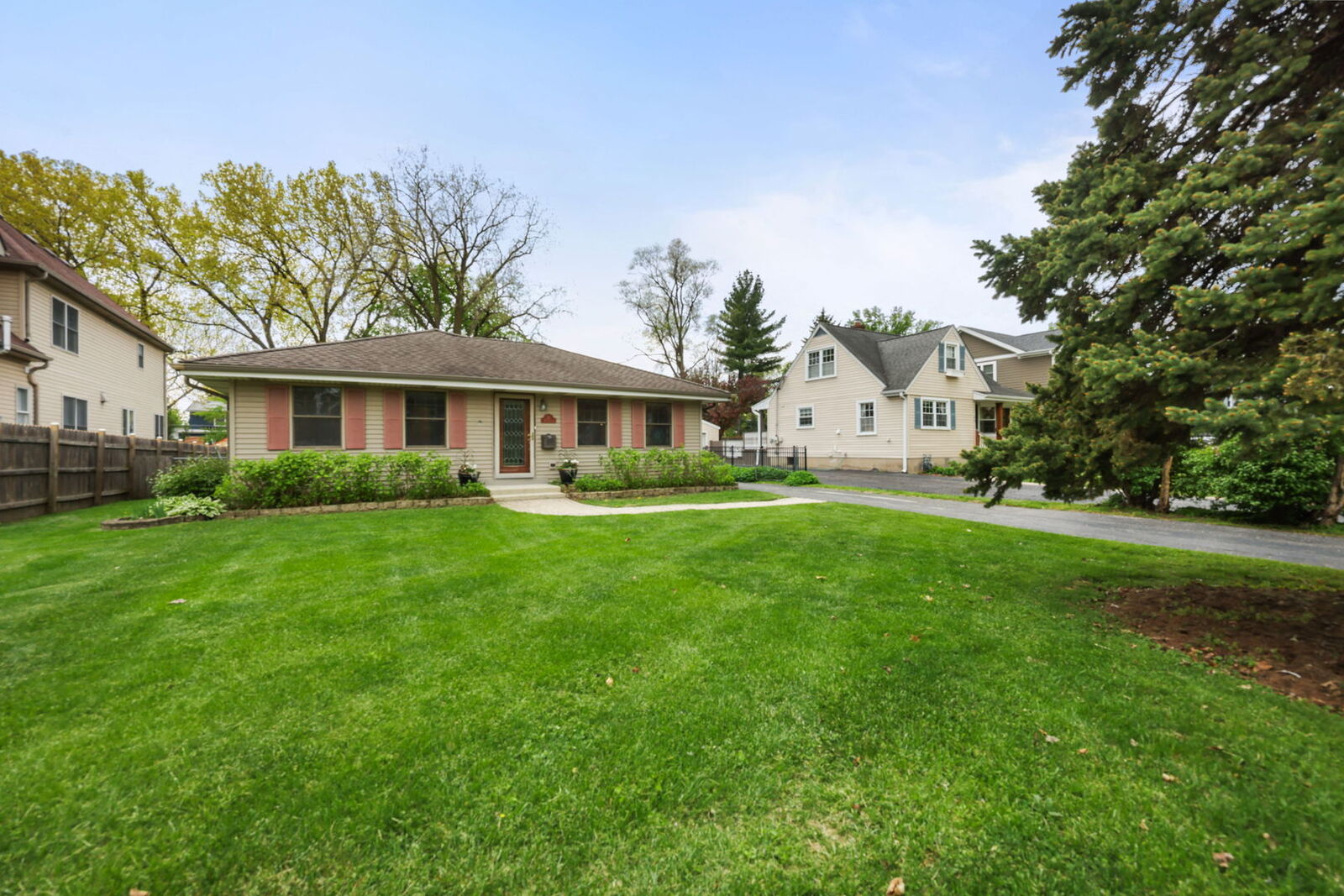 Property Photo: 29 W Goebel Drive IL 60148