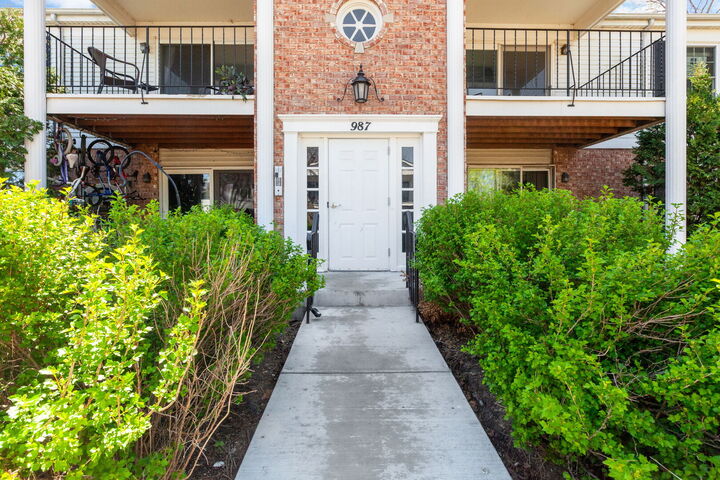 Property Photo:  987 Golf Course Road 8  IL 60014 