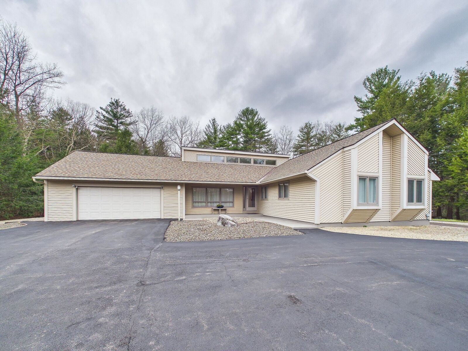 Property Photo:  11 Pepperell Circle  NH 03062 