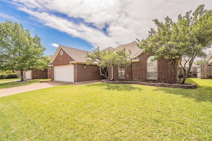 Property Photo:  2720 Cedar Springs Court  TX 76021 