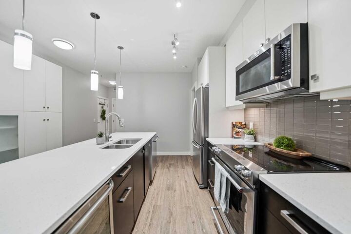 Property Photo:  1720 10 Street SW 107  AB T2T 3E8 