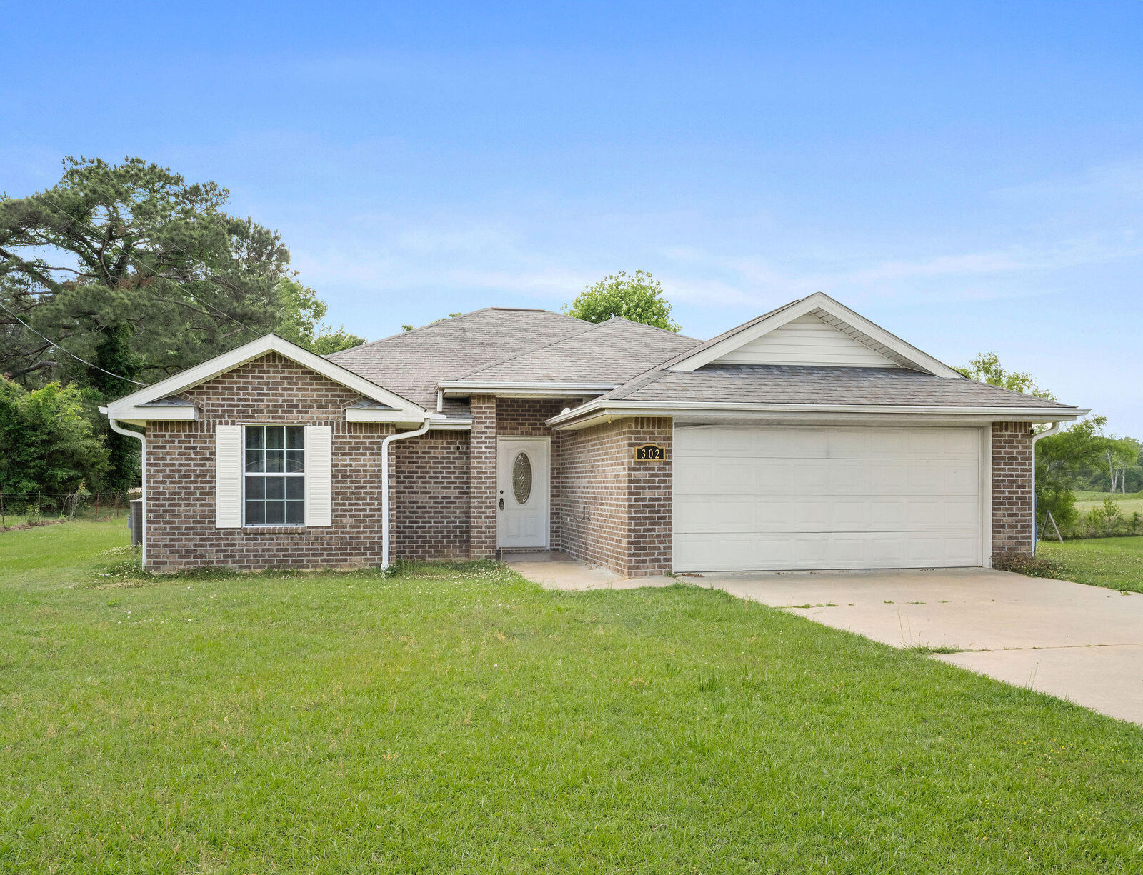 Property Photo:  302 Holton Harris  LA 71403 