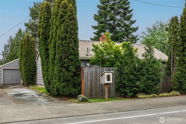 Property Photo:  8437  Seward Park Avenue S  WA 98118 
