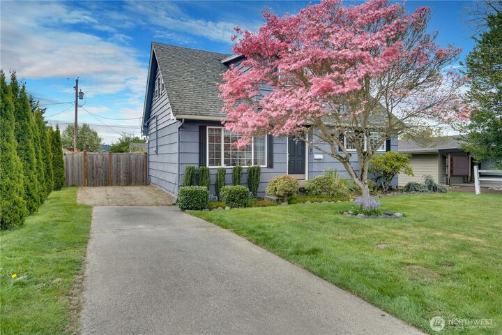Property Photo:  509  B Street NE  WA 98002 