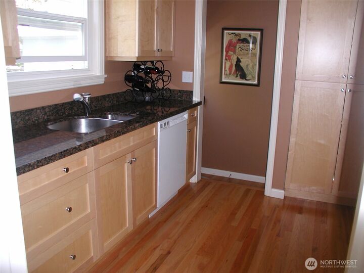 Property Photo:  6820  Ravenna Avenue NE  WA 98115 