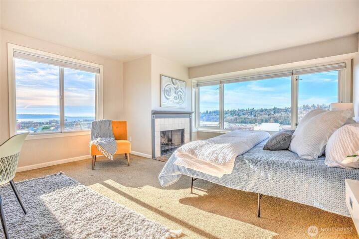 Property Photo:  2253  Gilman Drive W 406  WA 98119 