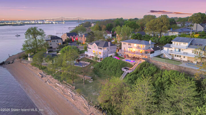 Property Photo:  18 Wards Point Avenue  NY 10307 