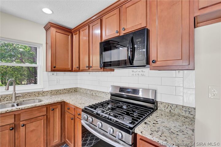 Property Photo:  1411 Blackwood Court  IN 47130 
