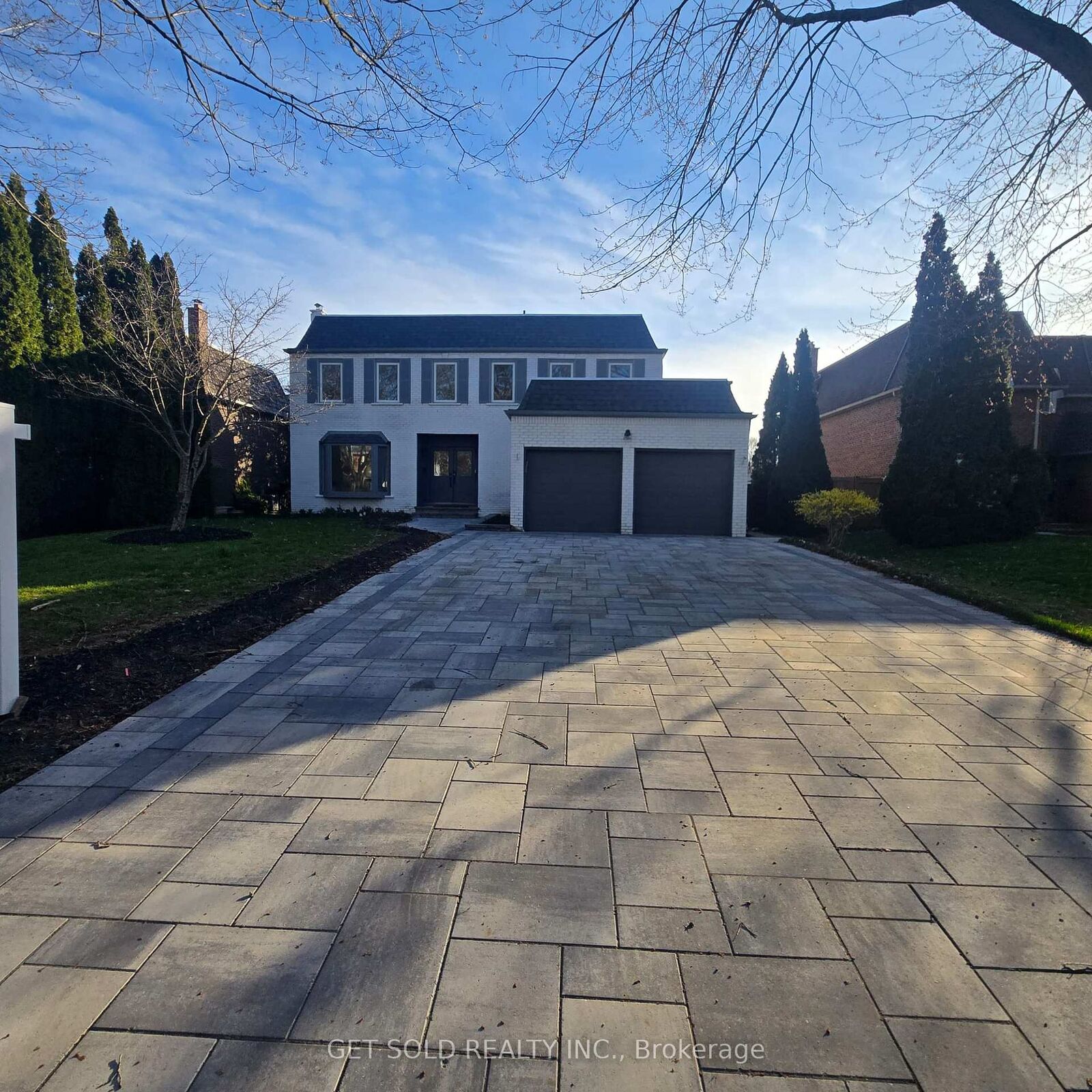 Property Photo: 1768 Sherwood Forrest Circle ON L5K 2H6