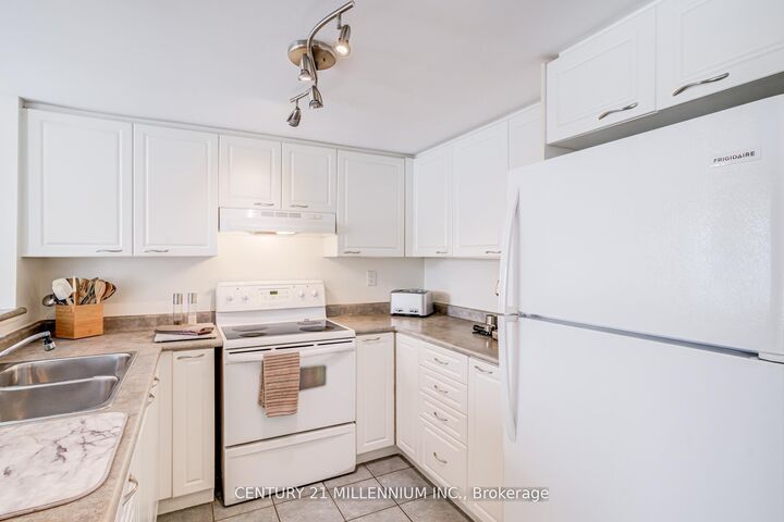 Property Photo:  1000 Cedarglen Gate 617  ON L5C 3Z5 