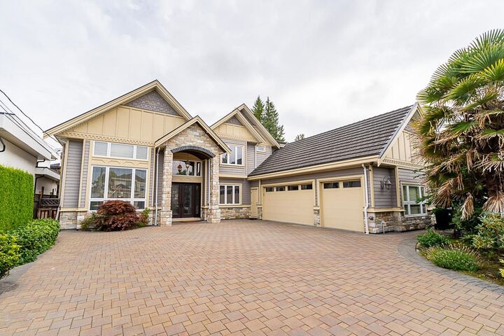 9028 Pinewell Crescent — photo 1