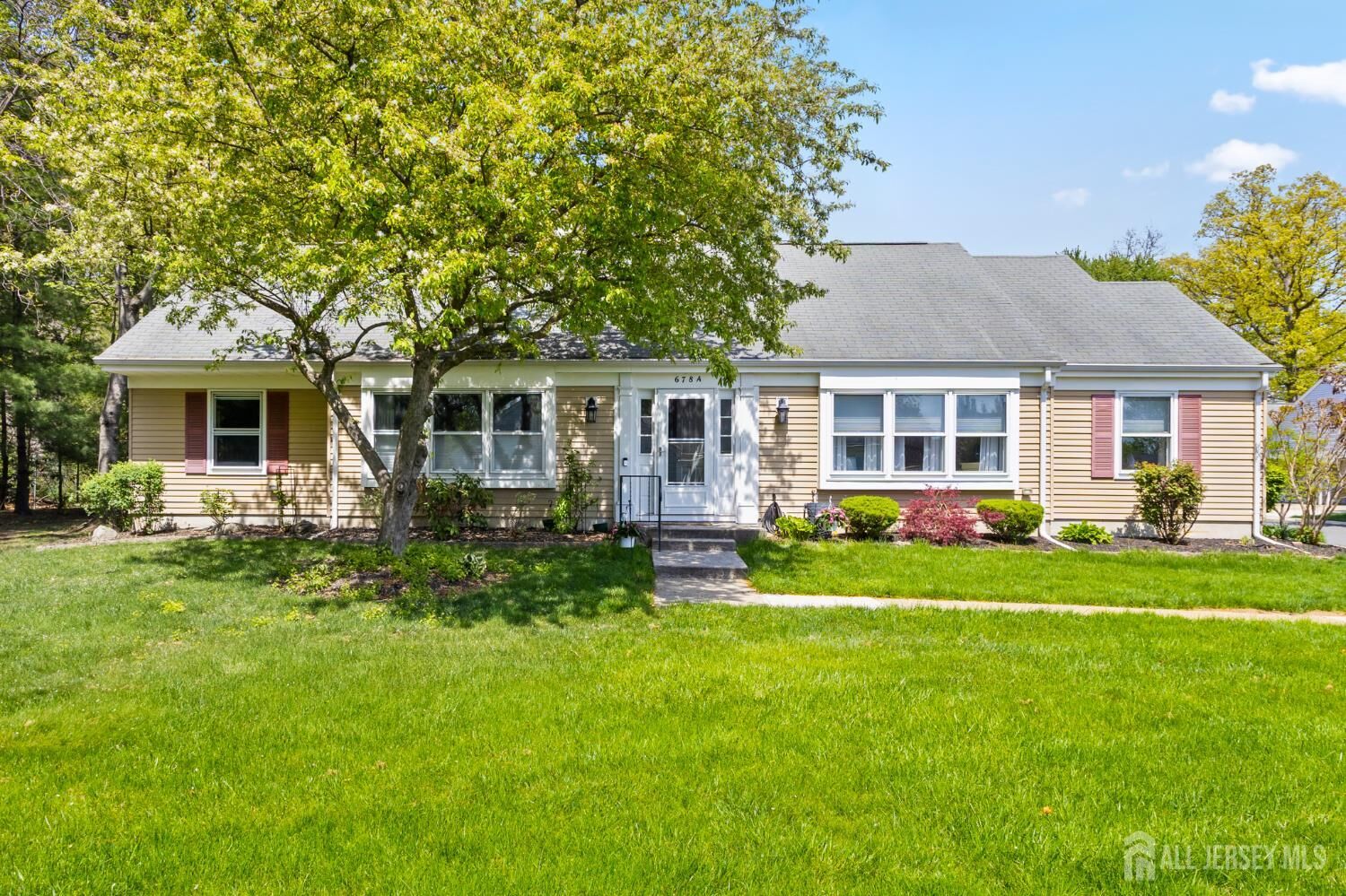 Property Photo:  678 Yarborough Way A  NJ 08831 